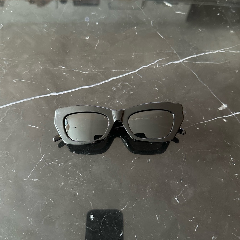 Banbé Sunglasses with Modern Cat-Eye Effect - Picture 4 of 4